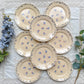 Lot de 8 assiettes plates en porcelaine vintage K&G Lunéville, modèle "Flore" des années 1950, décorées de petites fleurs bleues délicates.