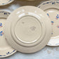 Lot de 6 assiettes plates en porcelaine vintage K&G Lunéville, modèle "Flore" des années 1950, décorées de petites fleurs bleues délicates.
