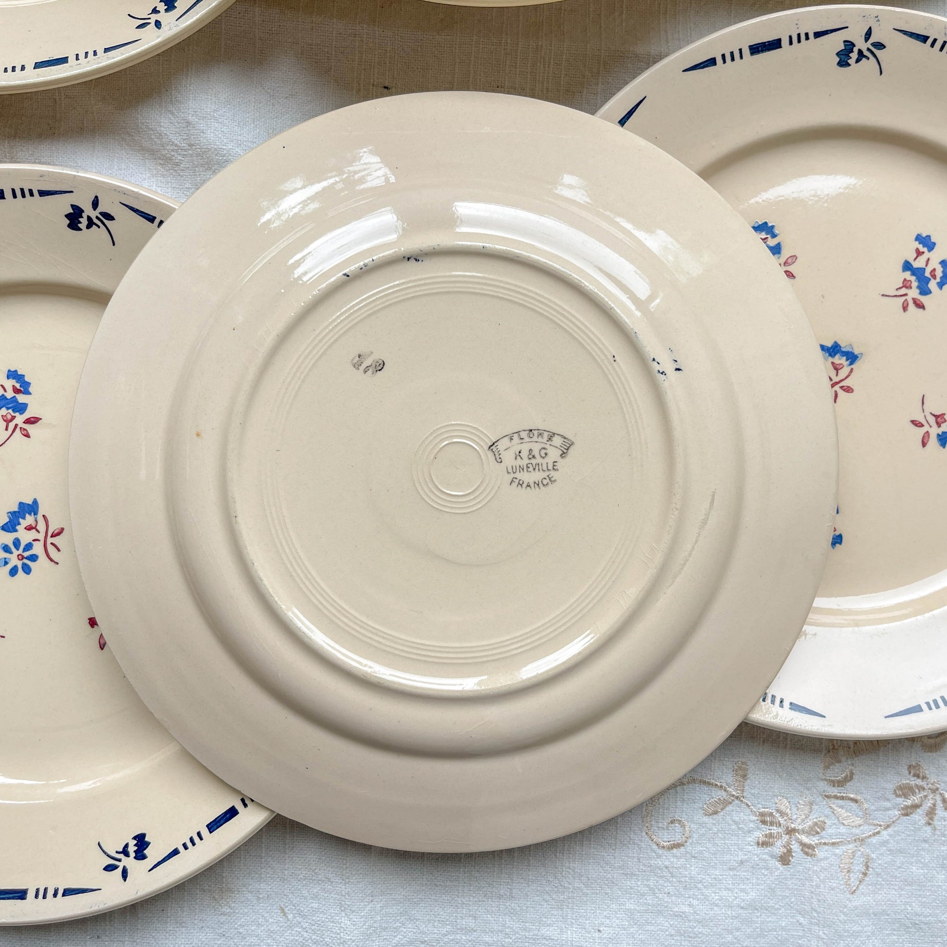 Lot de 6 assiettes plates en porcelaine vintage K&G Lunéville, modèle "Flore" des années 1950, décorées de petites fleurs bleues délicates.
