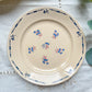 Lot de 6 assiettes plates en porcelaine vintage K&G Lunéville, modèle "Flore" des années 1950, décorées de petites fleurs bleues délicates.