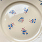 Lot de 6 assiettes plates en porcelaine vintage K&G Lunéville, modèle "Flore" des années 1950, décorées de petites fleurs bleues délicates.