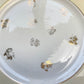 Assiettes vintage en porcelaine blanche ornées d’un motif floral doré et d’une bordure jaune pastel – Fabrication L'Amandinoise, années 1950