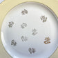 Assiettes vintage en porcelaine blanche ornées d’un motif floral doré et d’une bordure jaune pastel – Fabrication L'Amandinoise, années 1950