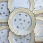 Assiettes vintage en porcelaine blanche ornées d’un motif floral doré et d’une bordure jaune pastel – Fabrication L'Amandinoise, années 1950