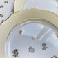 Assiettes vintage en porcelaine blanche ornées d’un motif floral doré et d’une bordure jaune pastel – Fabrication L'Amandinoise, années 1950