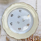 Assiettes vintage en porcelaine blanche ornées d’un motif floral doré et d’une bordure jaune pastel – Fabrication L'Amandinoise, années 1950