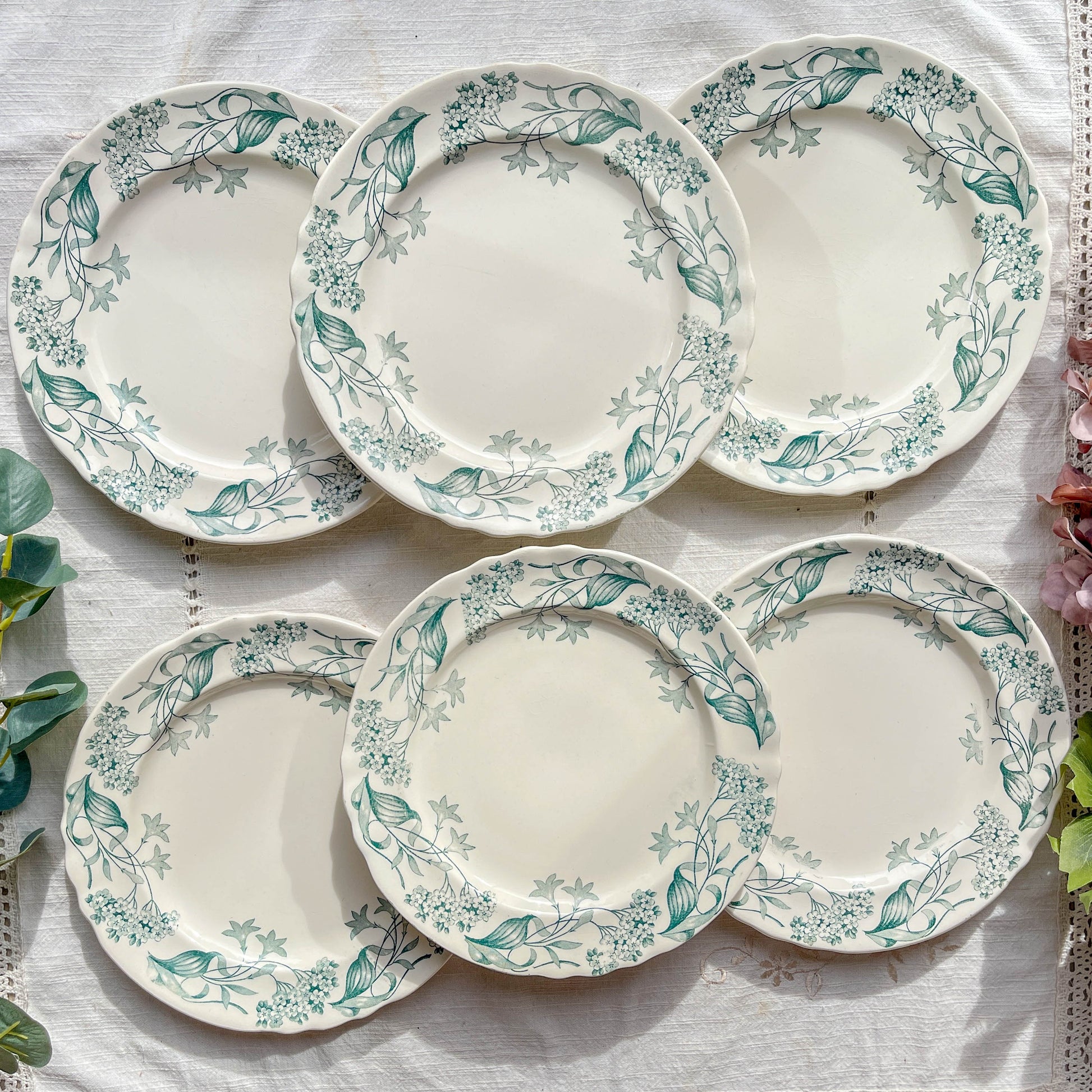 Lot de 6 assiettes plates anciennes en Terre de Fer, modèle 'Lilas' de la manufacture Longchamp – faïence blanche à décor floral bleu, France, fin XIXe siècle