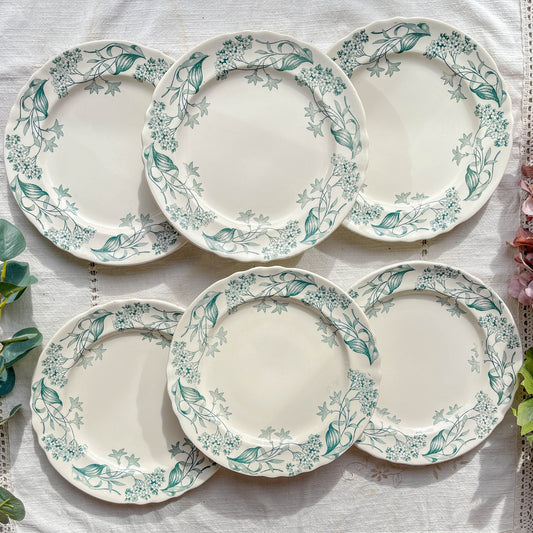 Lot de 6 assiettes plates anciennes en Terre de Fer, modèle 'Lilas' de la manufacture Longchamp – faïence blanche à décor floral bleu, France, fin XIXe siècle