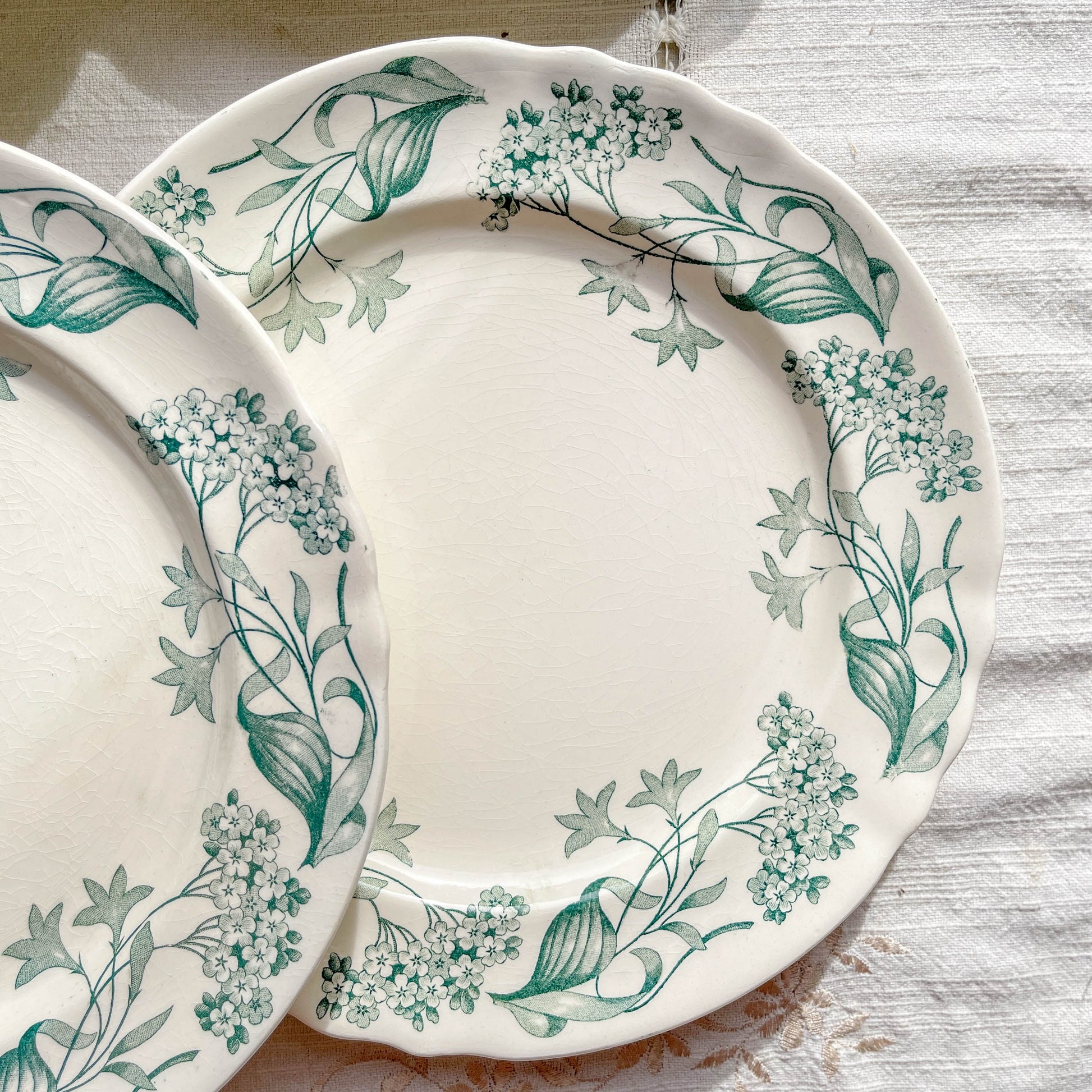 Lot de 6 assiettes plates anciennes en Terre de Fer, modèle 'Lilas' de la manufacture Longchamp – faïence blanche à décor floral bleu, France, fin XIXe siècle