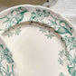 Lot de 6 assiettes plates anciennes en Terre de Fer, modèle 'Lilas' de la manufacture Longchamp – faïence blanche à décor floral bleu, France, fin XIXe siècle