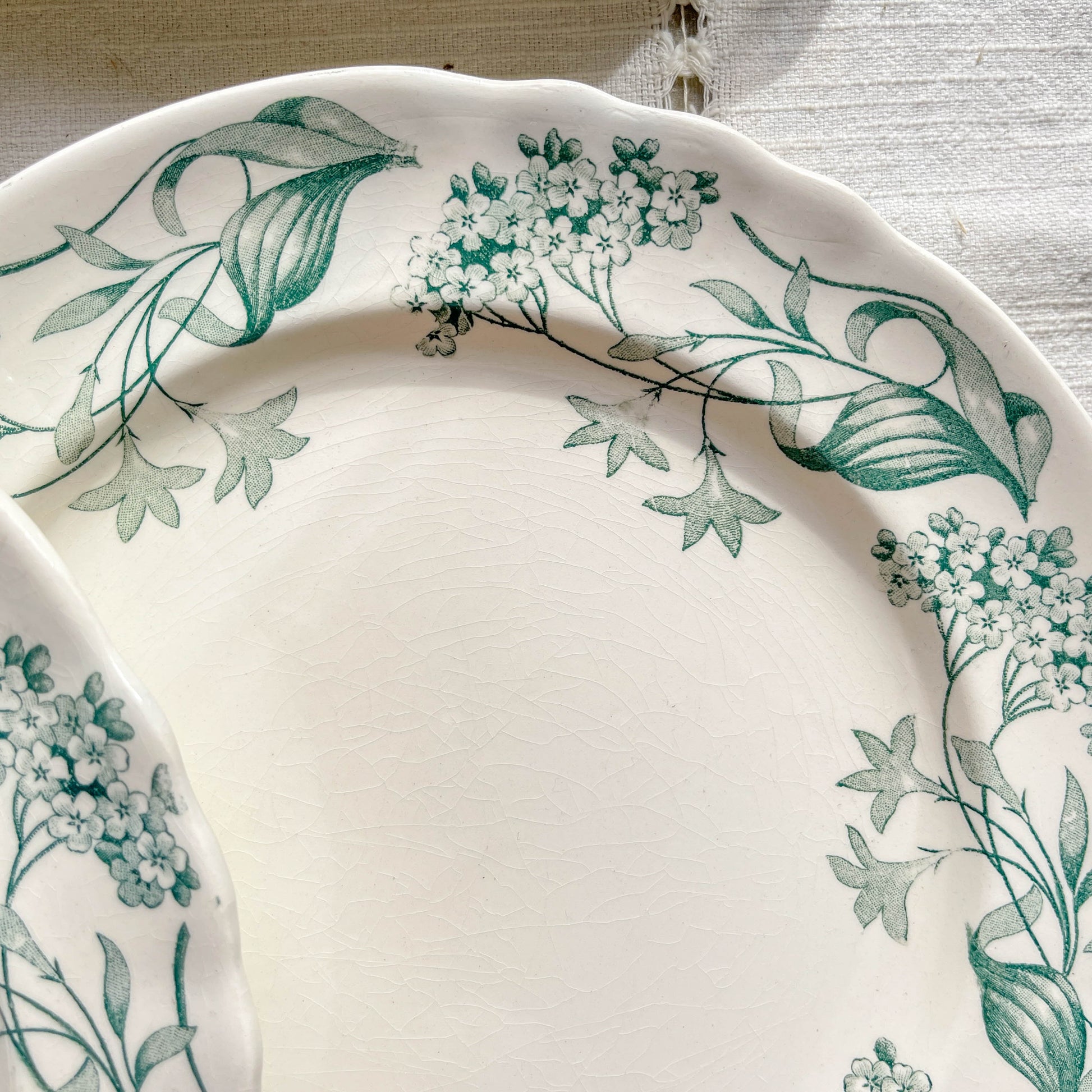 Lot de 6 assiettes plates anciennes en Terre de Fer, modèle 'Lilas' de la manufacture Longchamp – faïence blanche à décor floral bleu, France, fin XIXe siècle