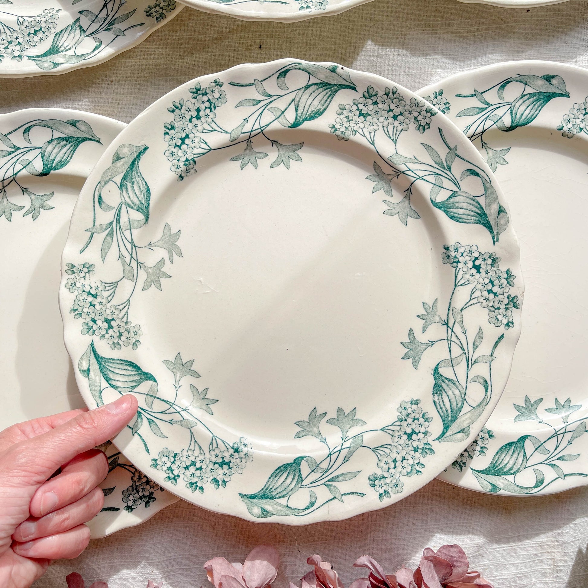 Lot de 6 assiettes plates anciennes en Terre de Fer, modèle 'Lilas' de la manufacture Longchamp – faïence blanche à décor floral bleu, France, fin XIXe siècle