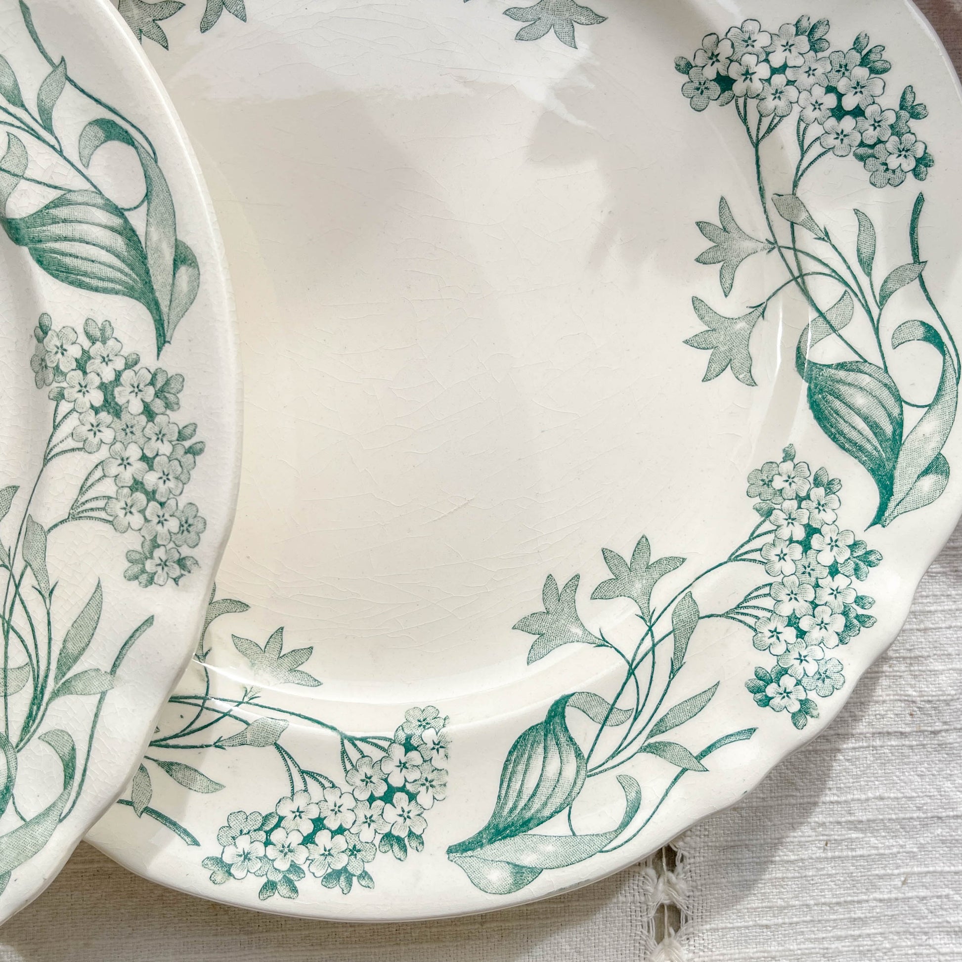 Lot de 6 assiettes plates anciennes en Terre de Fer, modèle 'Lilas' de la manufacture Longchamp – faïence blanche à décor floral bleu, France, fin XIXe siècle