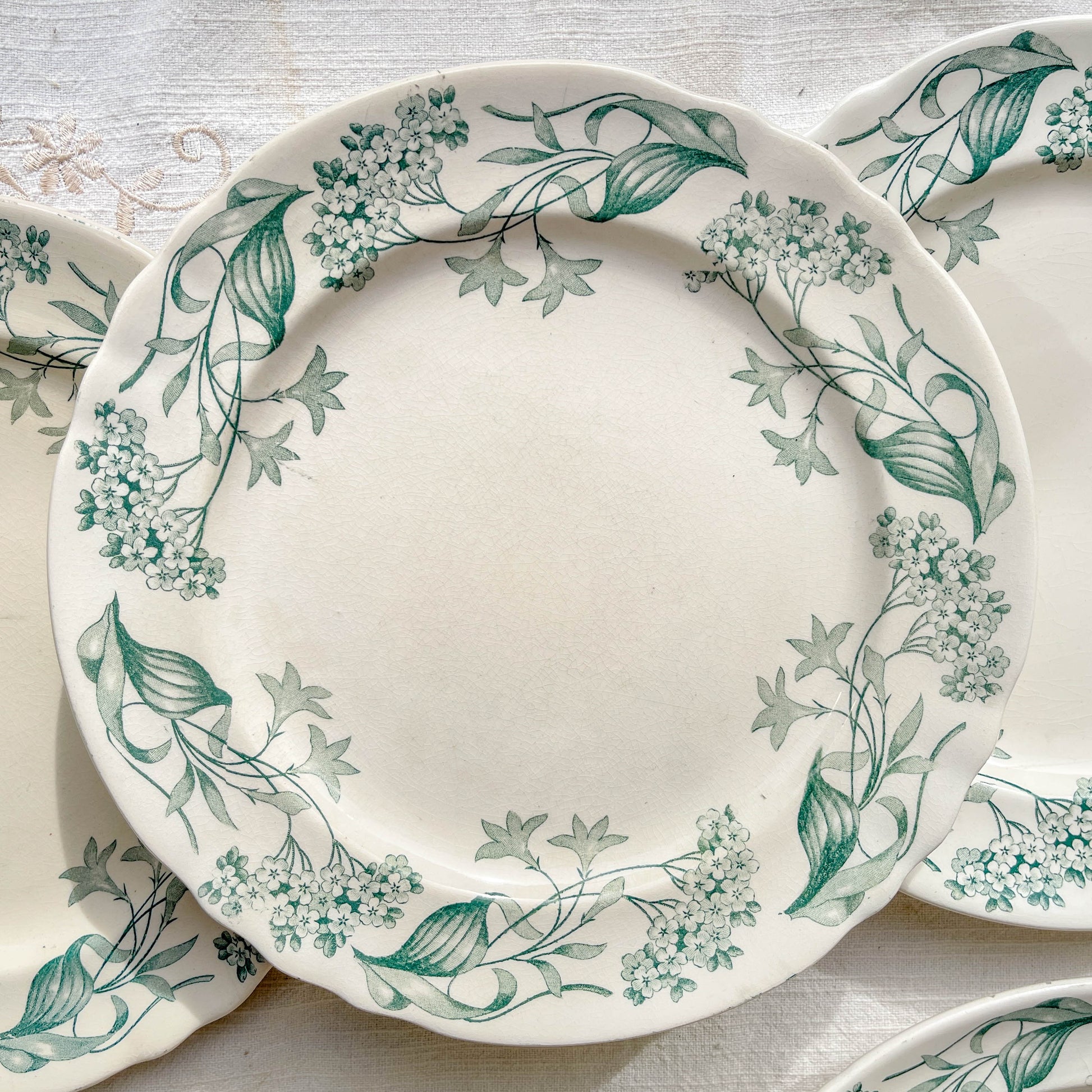 Lot de 6 assiettes plates anciennes en Terre de Fer, modèle 'Lilas' de la manufacture Longchamp – faïence blanche à décor floral bleu, France, fin XIXe siècle