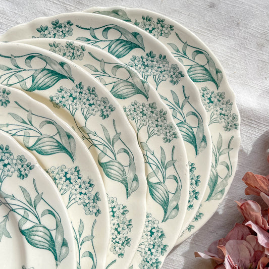 Lot de 6 assiettes plates anciennes en Terre de Fer, modèle 'Lilas' de la manufacture Longchamp – faïence blanche à décor floral bleu, France, fin XIXe siècle
