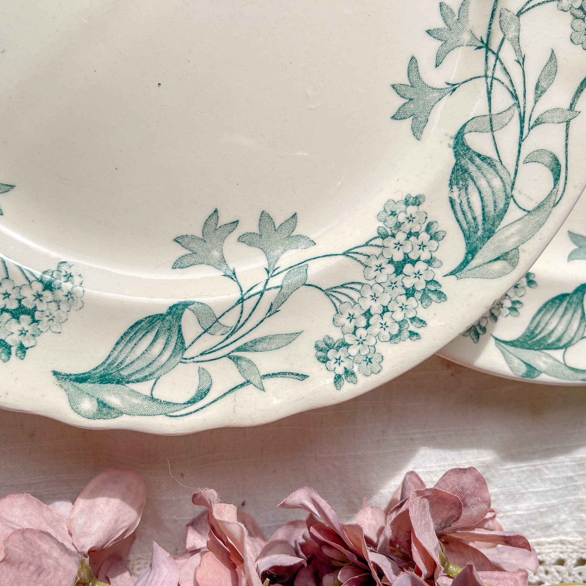 Lot de 6 assiettes plates anciennes en Terre de Fer, modèle 'Lilas' de la manufacture Longchamp – faïence blanche à décor floral bleu, France, fin XIXe siècle