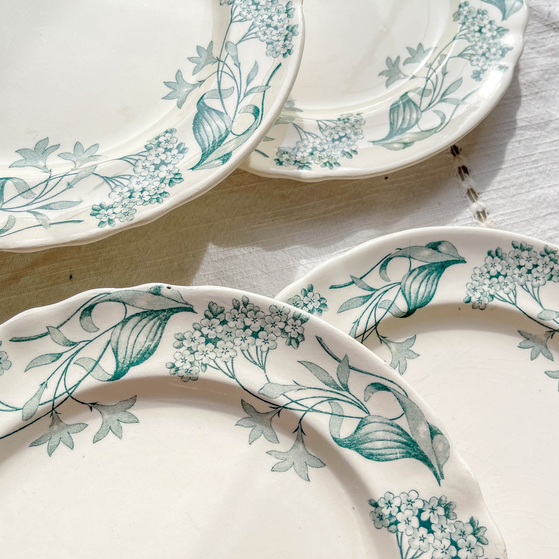 Lot de 6 assiettes plates anciennes en Terre de Fer, modèle 'Lilas' de la manufacture Longchamp – faïence blanche à décor floral bleu, France, fin XIXe siècle