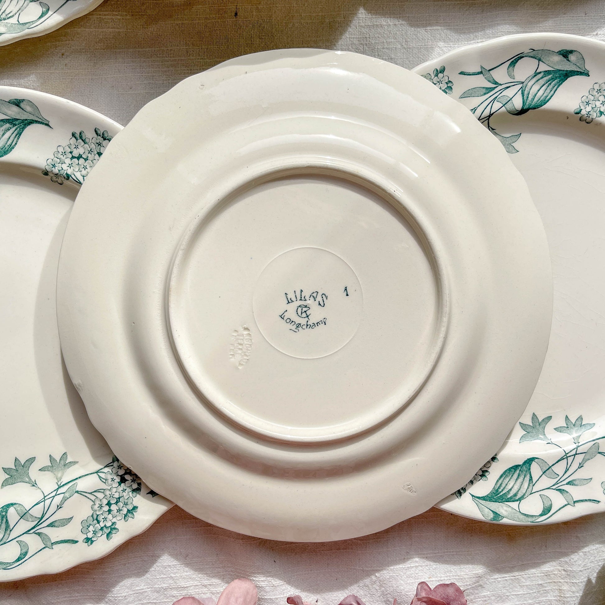 Lot de 6 assiettes plates anciennes en Terre de Fer, modèle 'Lilas' de la manufacture Longchamp – faïence blanche à décor floral bleu, France, fin XIXe siècle