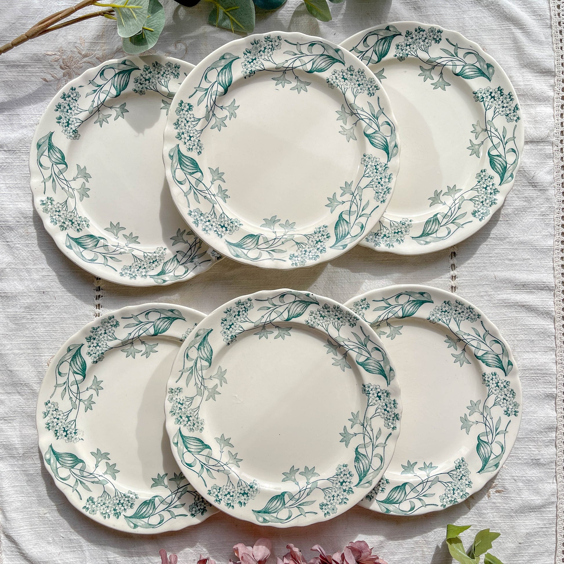 Lot de 6 assiettes plates anciennes en Terre de Fer, modèle 'Lilas' de la manufacture Longchamp – faïence blanche à décor floral bleu, France, fin XIXe siècle