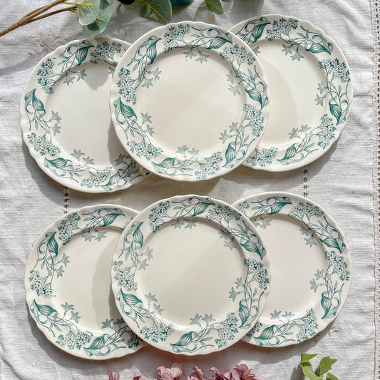Lot de 6 assiettes plates anciennes en Terre de Fer, modèle 'Lilas' de la manufacture Longchamp – faïence blanche à décor floral bleu, France, fin XIXe siècle