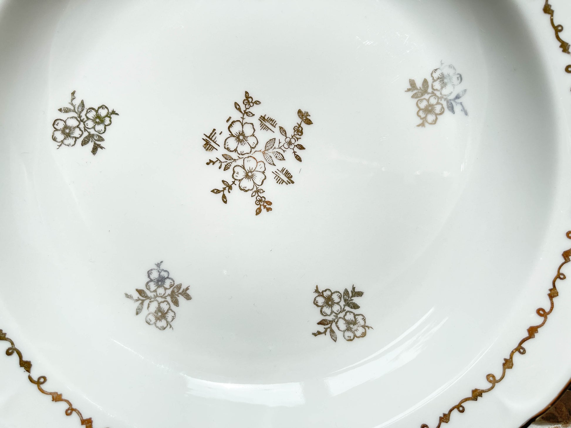 5 Assiettes creuses porcelaine vintage Française motif fleurs dorées Vierzon C.G