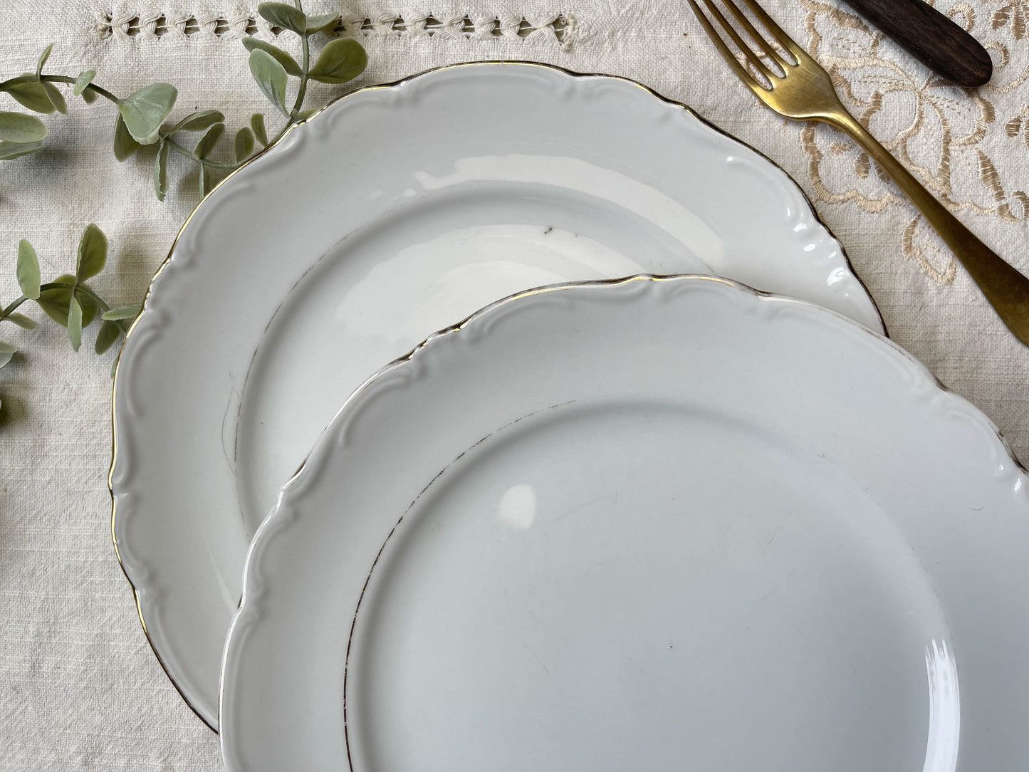 6 Assiettes vintage Porcelaine blanches dorées + 6 Petites Assiettes dépareillées fleuries