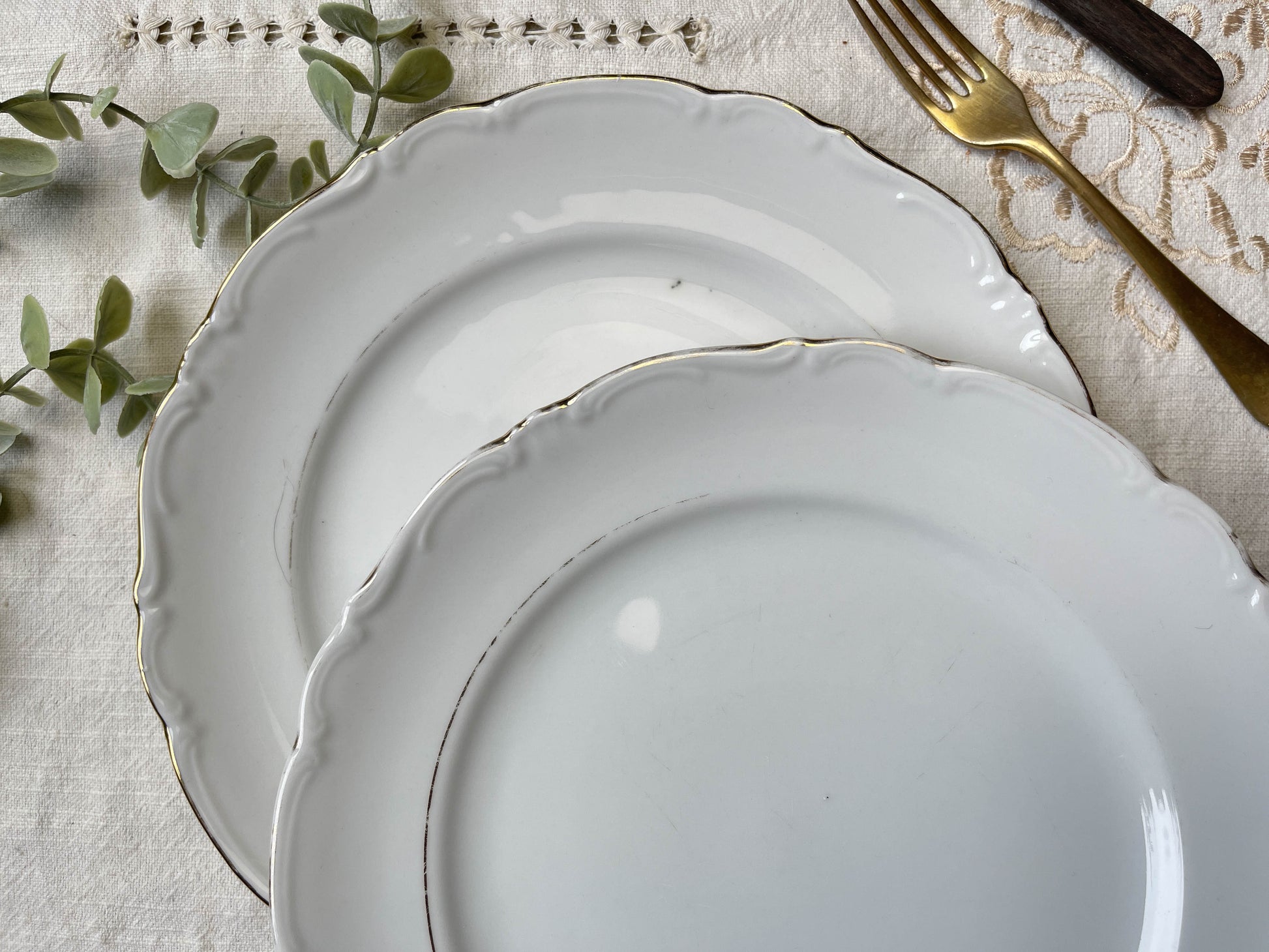 6 Assiettes vintage Porcelaine blanches dorées + 6 Petites Assiettes dépareillées fleuries