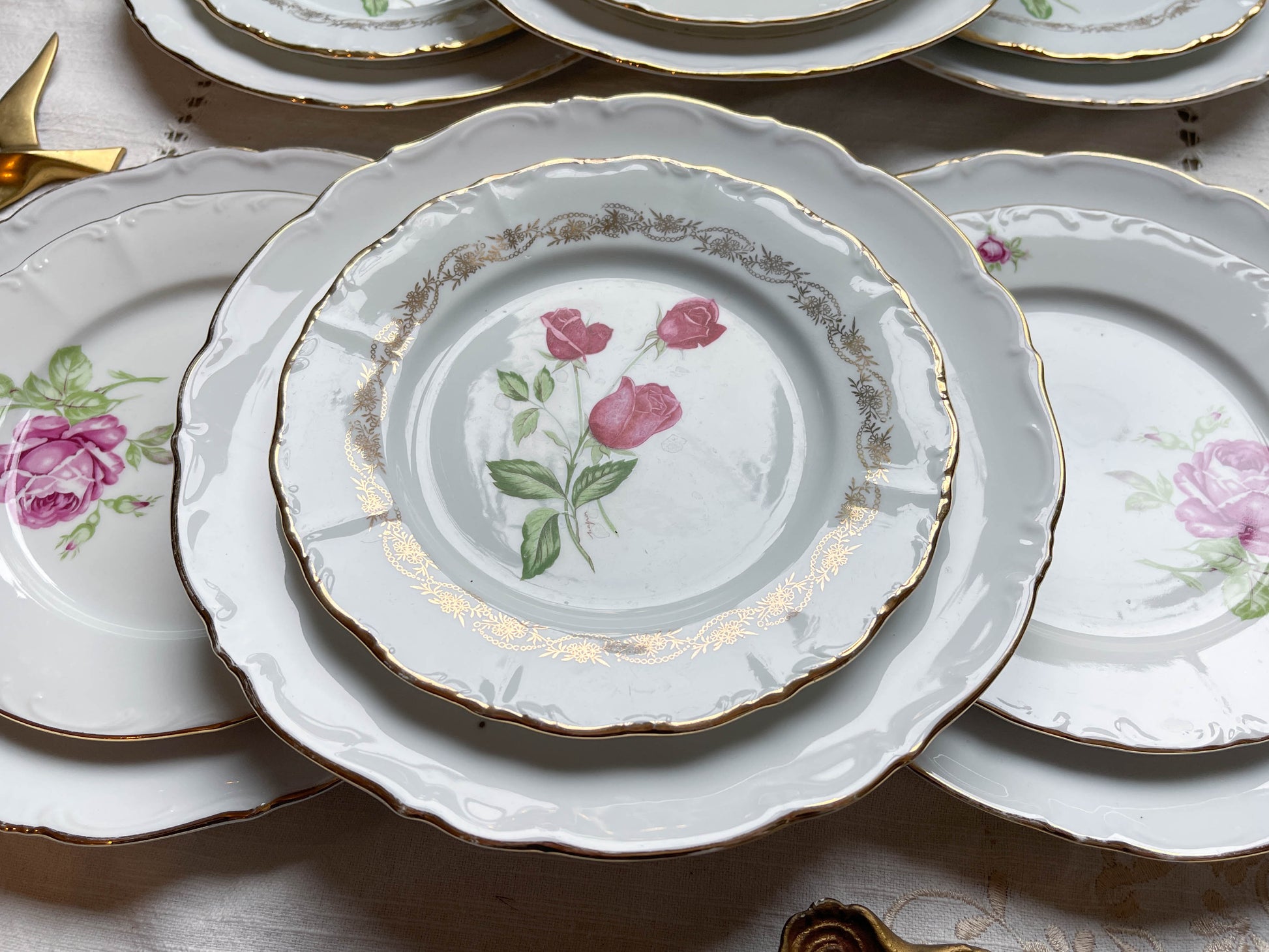 6 Assiettes vintage Porcelaine blanches dorées + 6 Petites Assiettes dépareillées fleuries