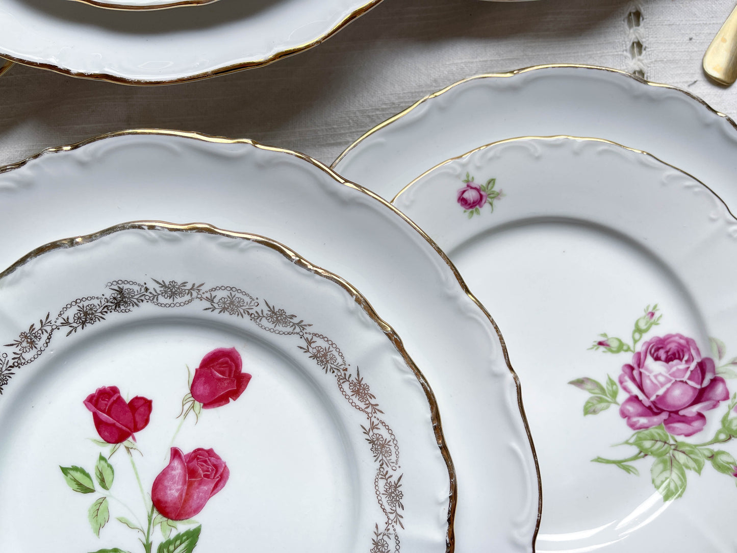 6 Assiettes vintage Porcelaine blanches dorées + 6 Petites Assiettes dépareillées fleuries