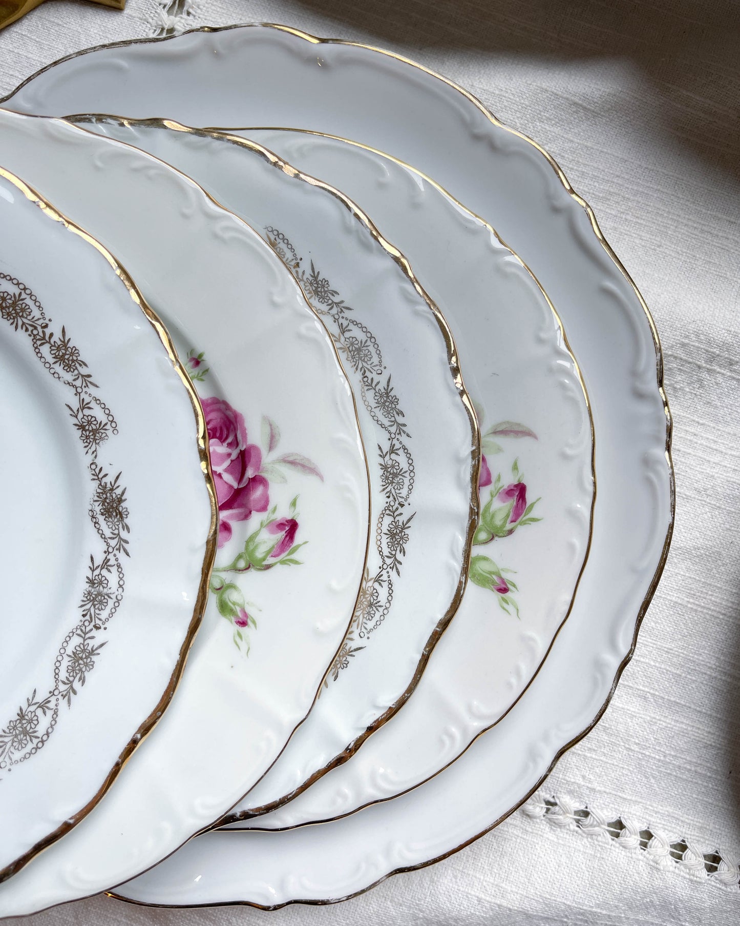 6 Assiettes vintage Porcelaine blanches dorées + 6 Petites Assiettes dépareillées fleuries