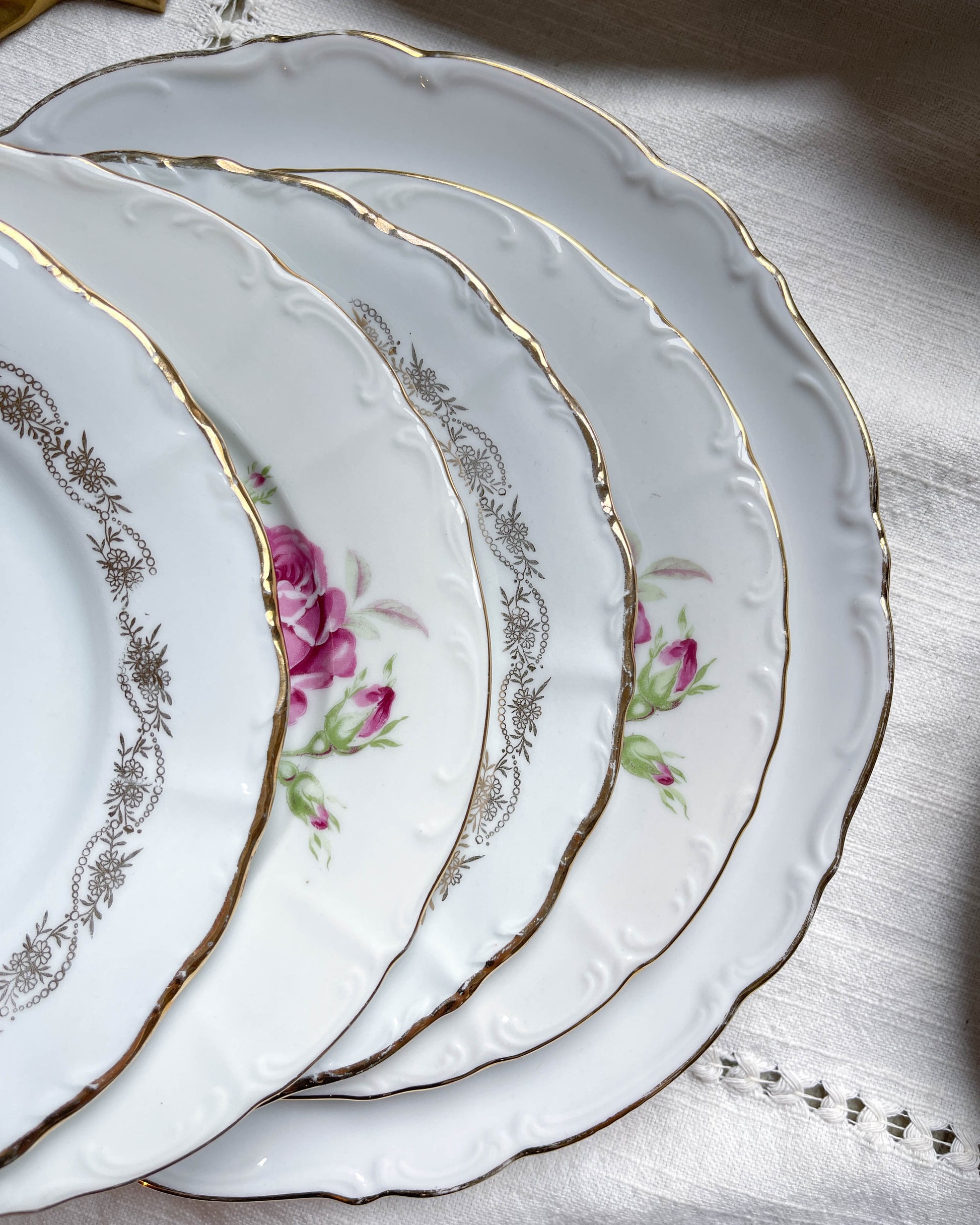 6 Assiettes vintage Porcelaine blanches dorées + 6 Petites Assiettes dépareillées fleuries