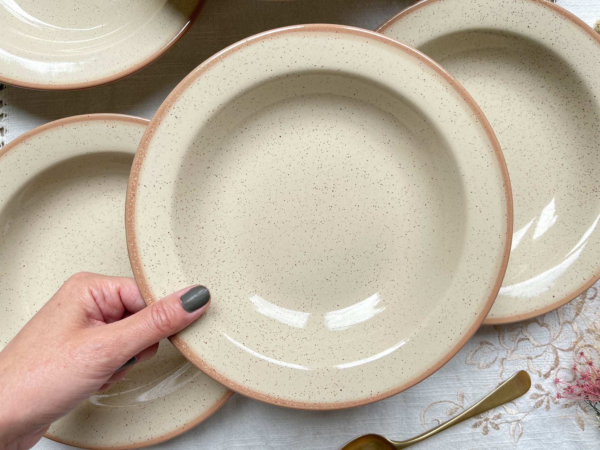 6 Assiettes creuses en grès beige moucheté style Tulowice Poland 1970