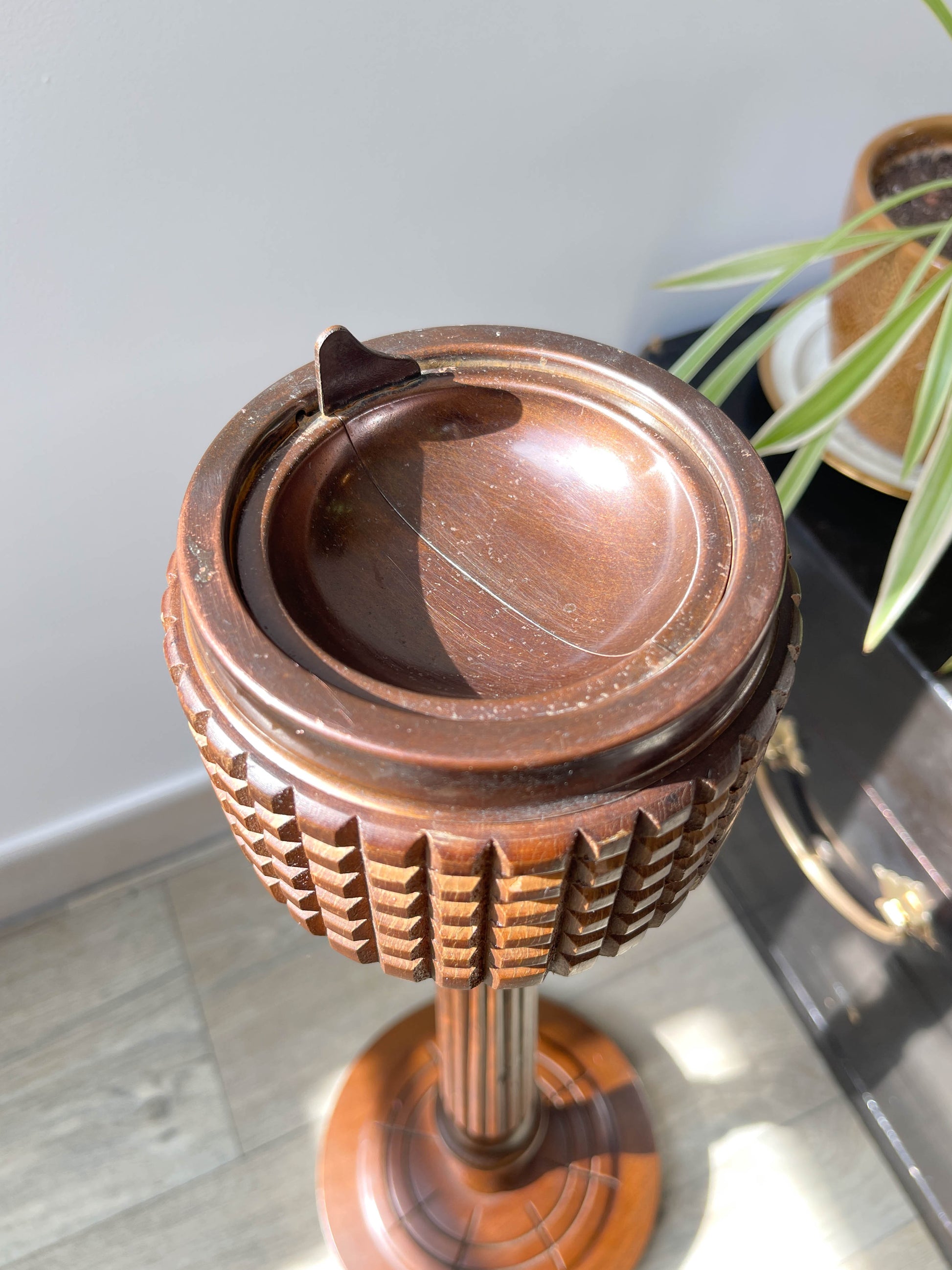 Cendrier sur pied en bois sculpté vintage