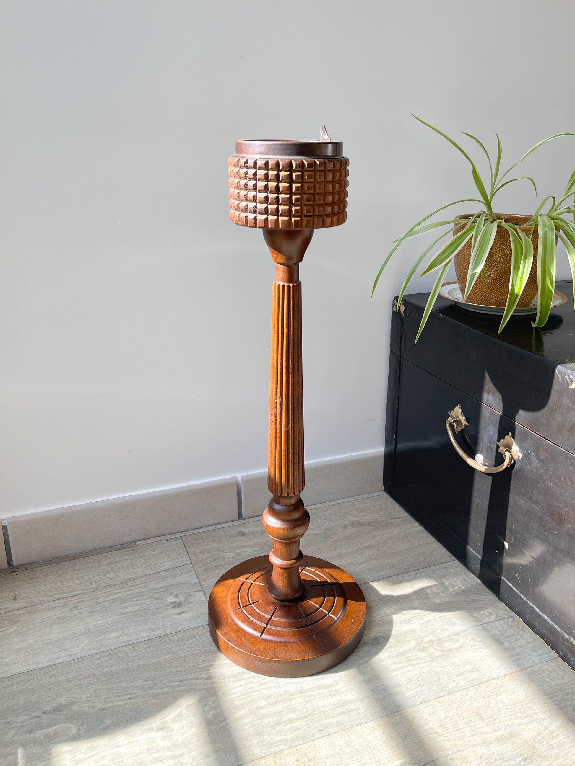 Cendrier sur pied en bois sculpté vintage