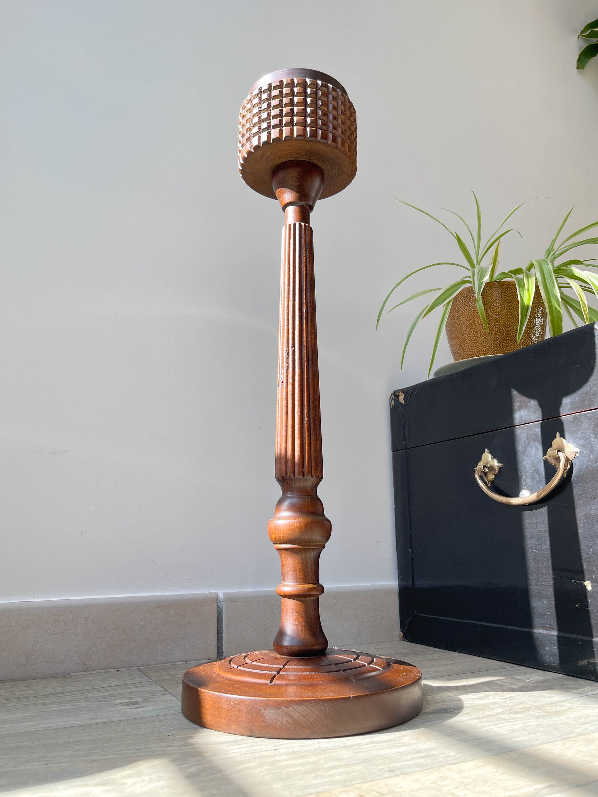 Cendrier sur pied en bois sculpté vintage
