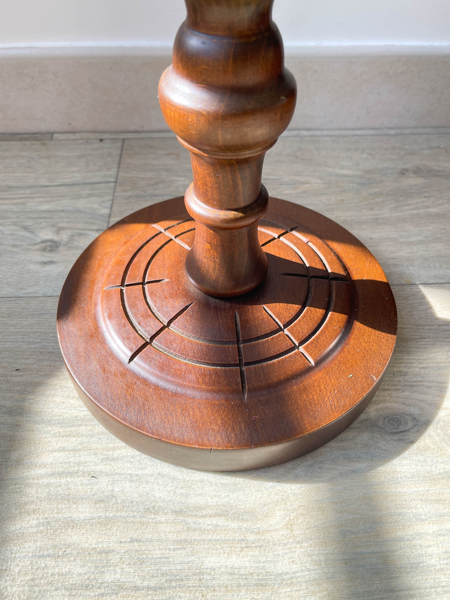 Cendrier sur pied en bois sculpté vintage