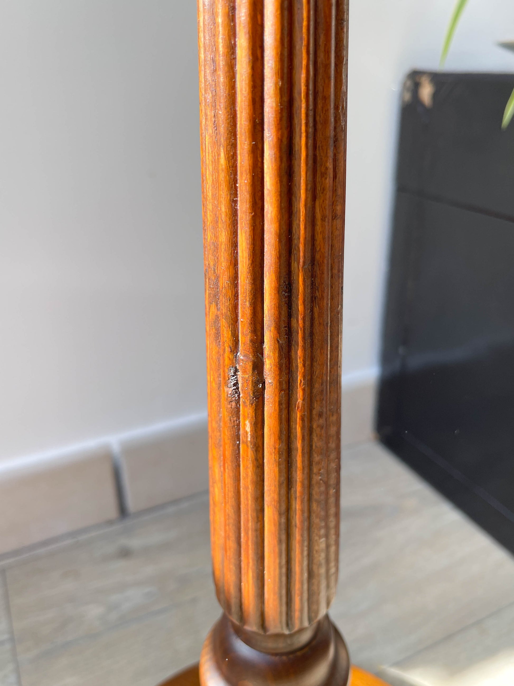 Cendrier sur pied en bois sculpté vintage