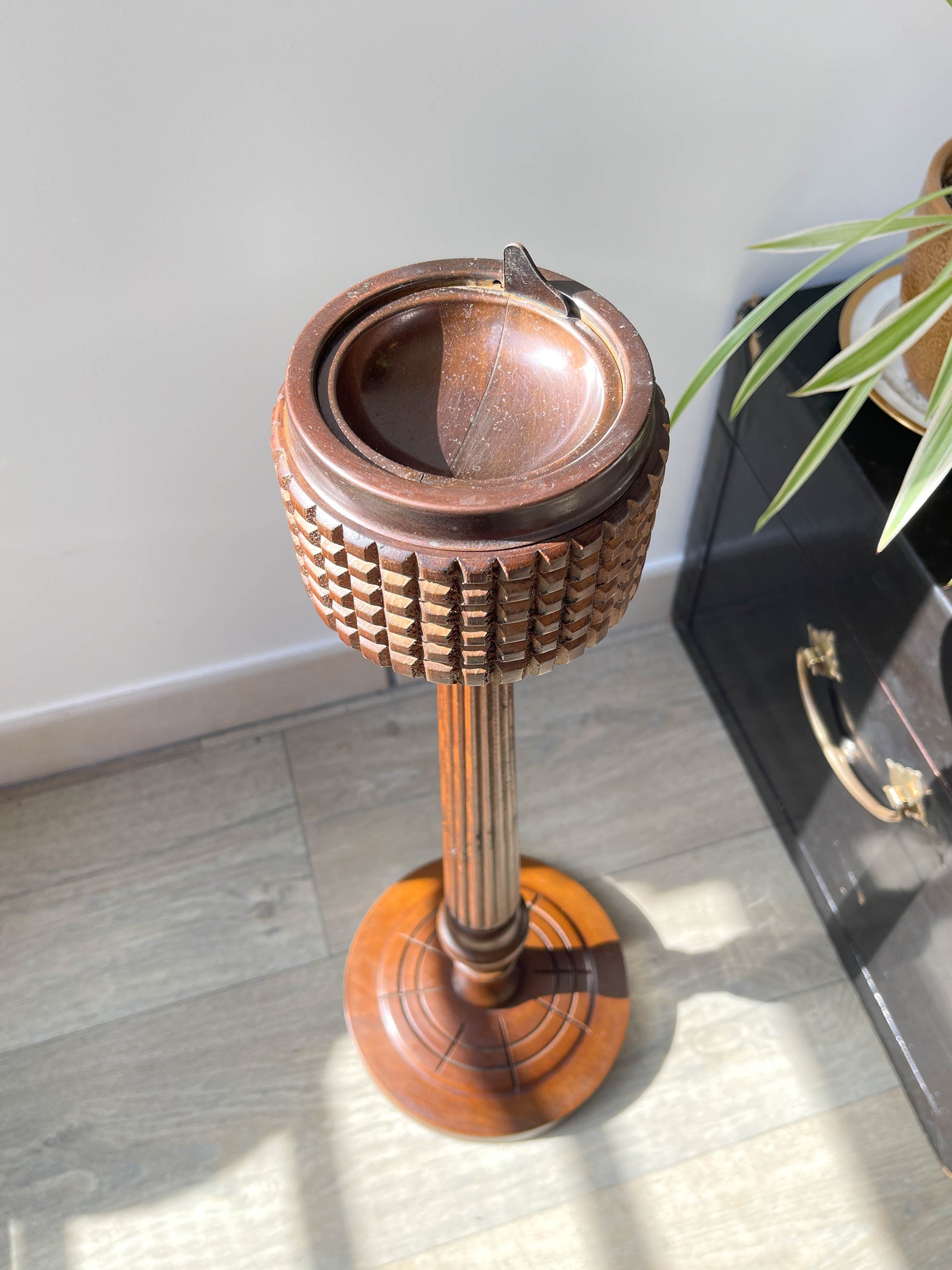 Cendrier sur pied en bois sculpté vintage
