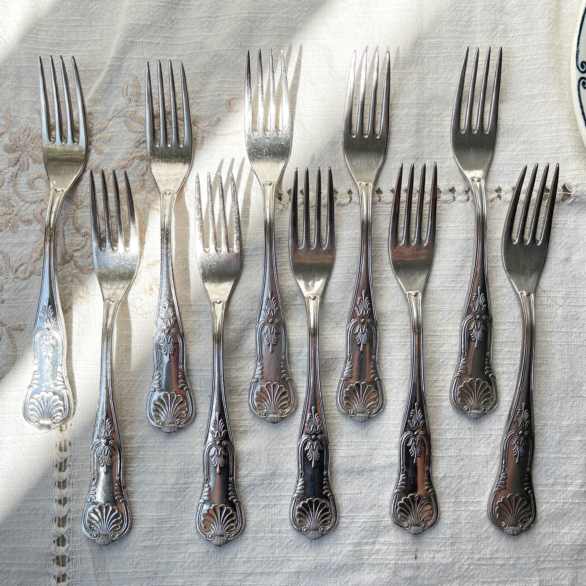 10 Fourchettes vintage en métal style Rocaille