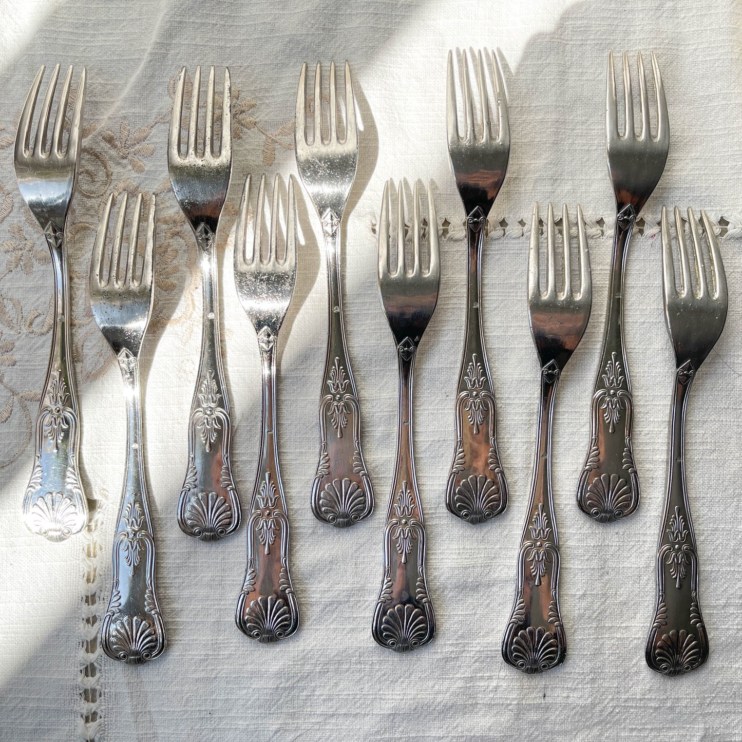 10 Fourchettes vintage en métal style Rocaille