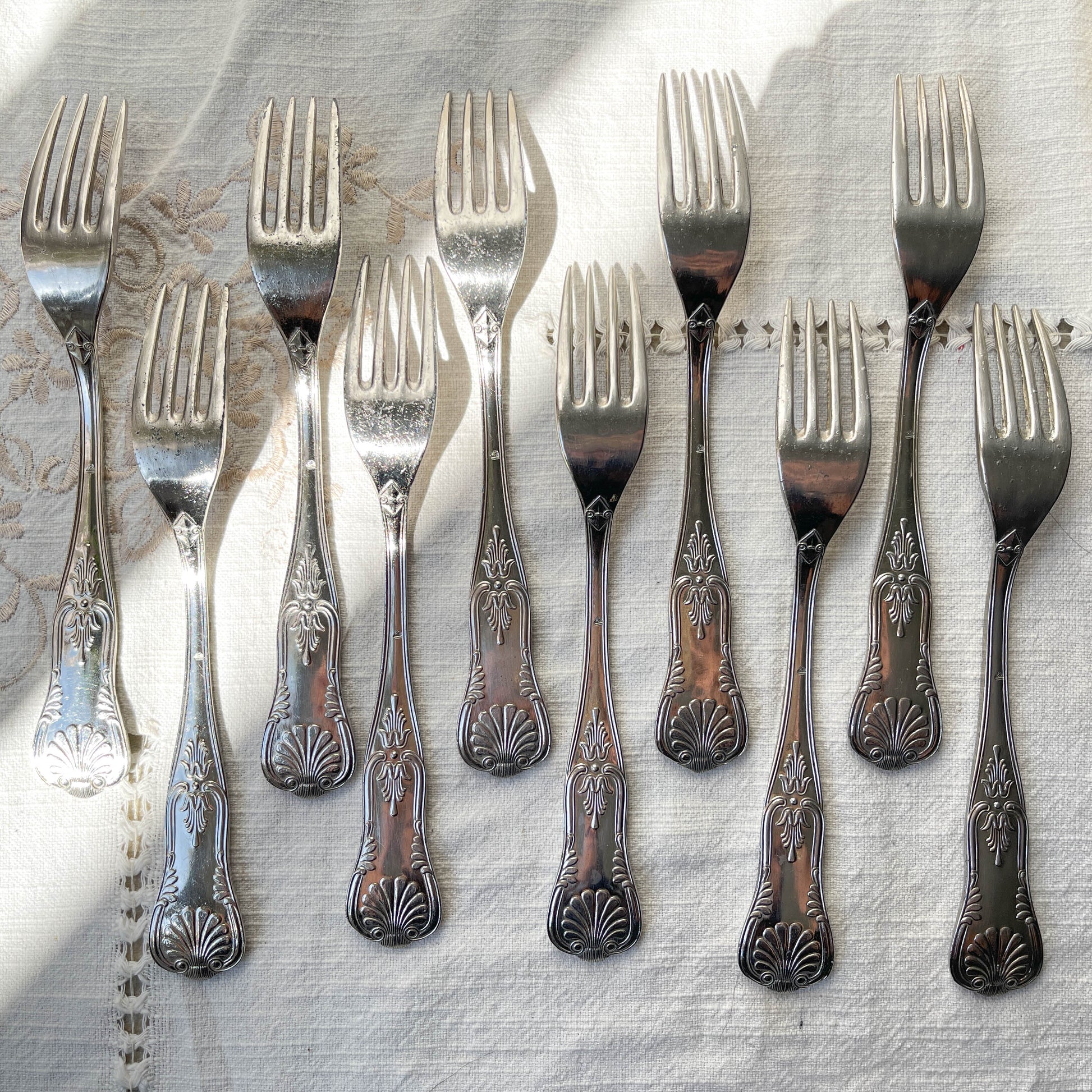 10 Fourchettes vintage en métal style Rocaille