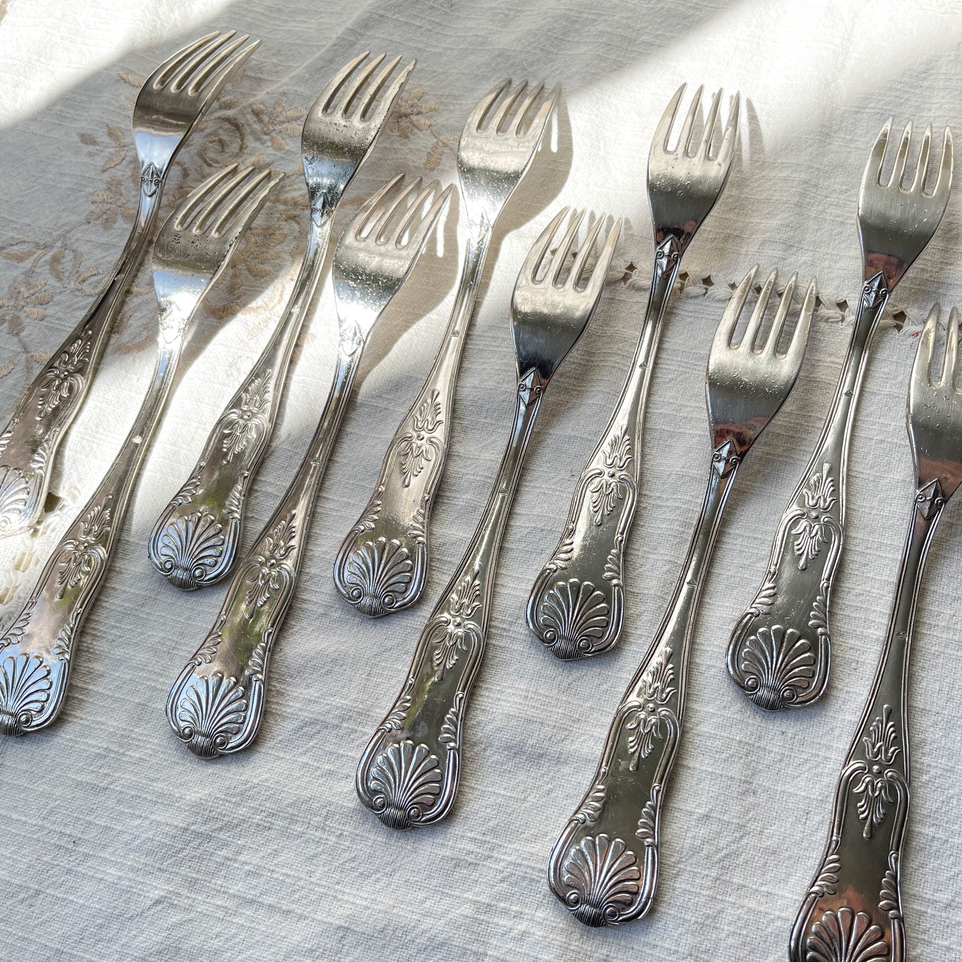 10 Fourchettes vintage en métal style Rocaille