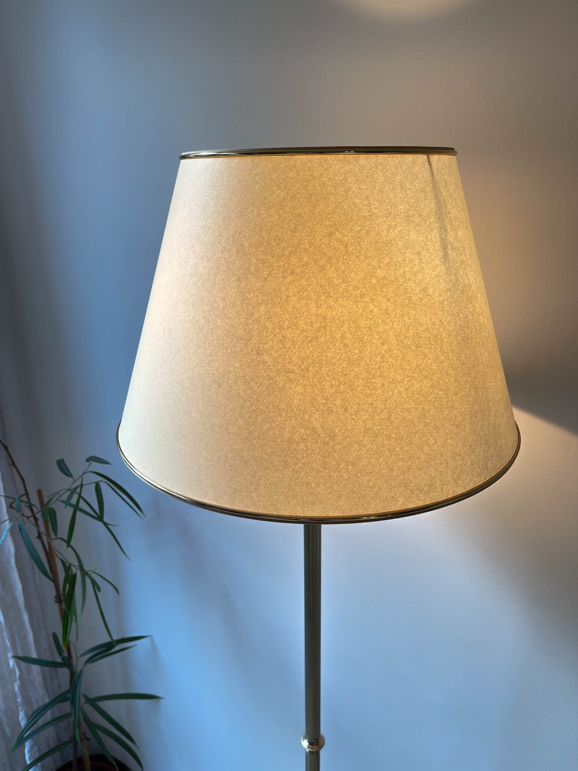 Lampadaire tripode en laiton et bronze vintage