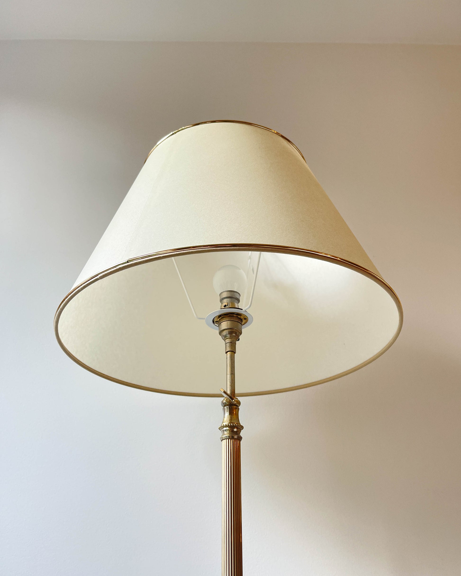 Lampadaire tripode en laiton et bronze vintage