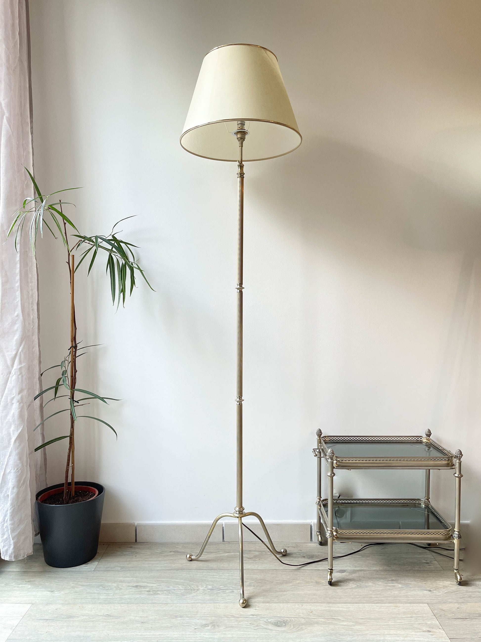 Lampadaire tripode en laiton et bronze vintage