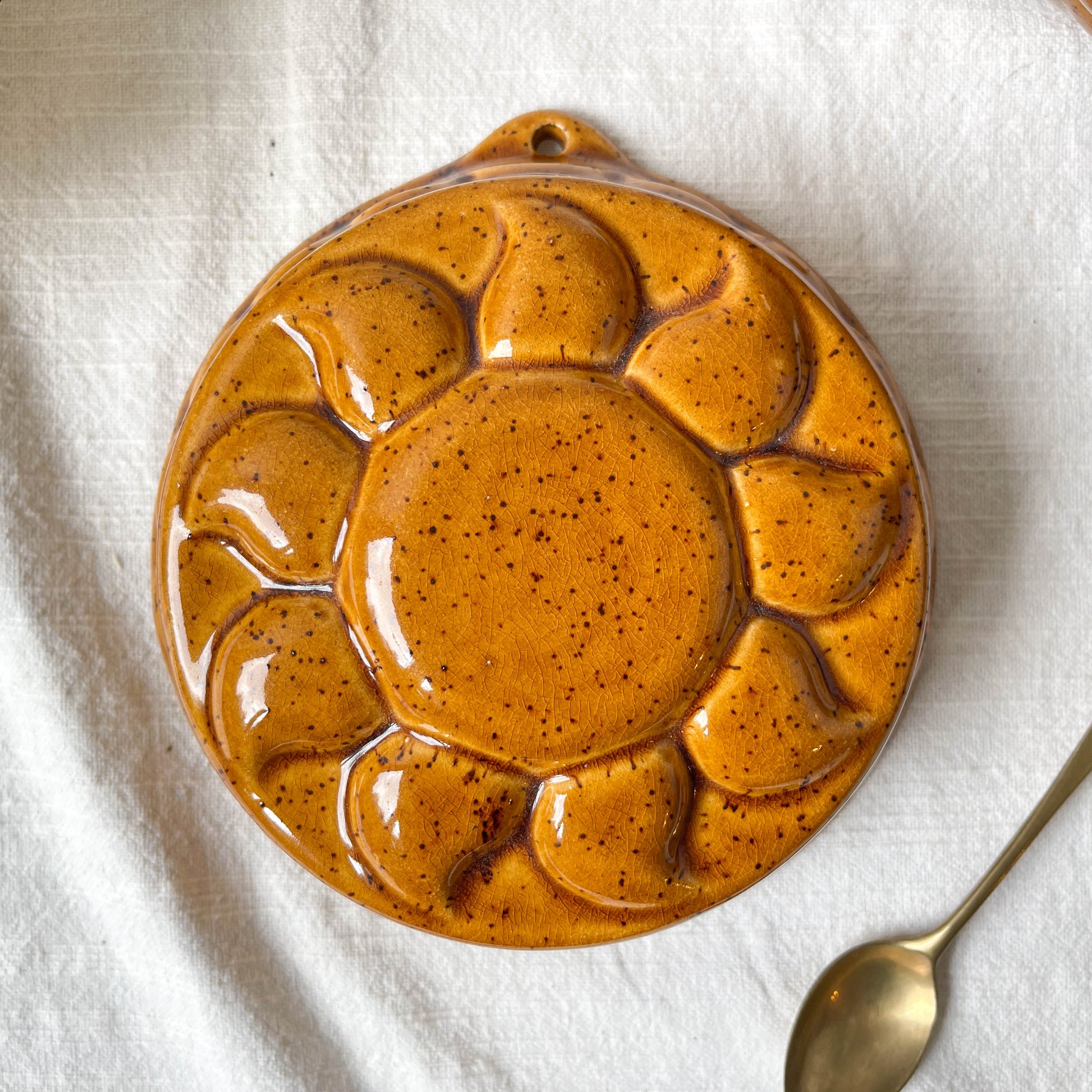 Moule à gâteau céramique moucheté 1950