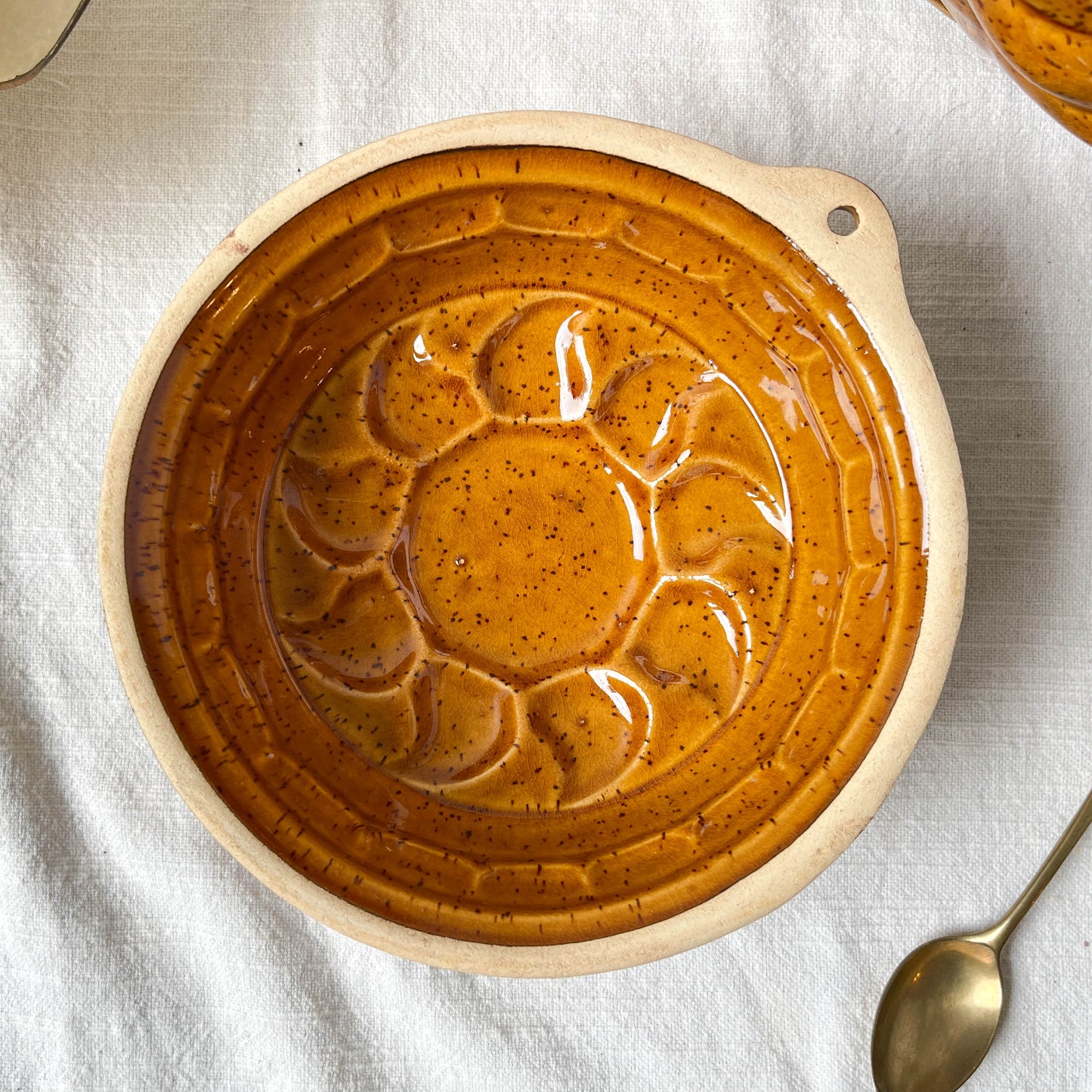 Moule à gâteau céramique moucheté 1950
