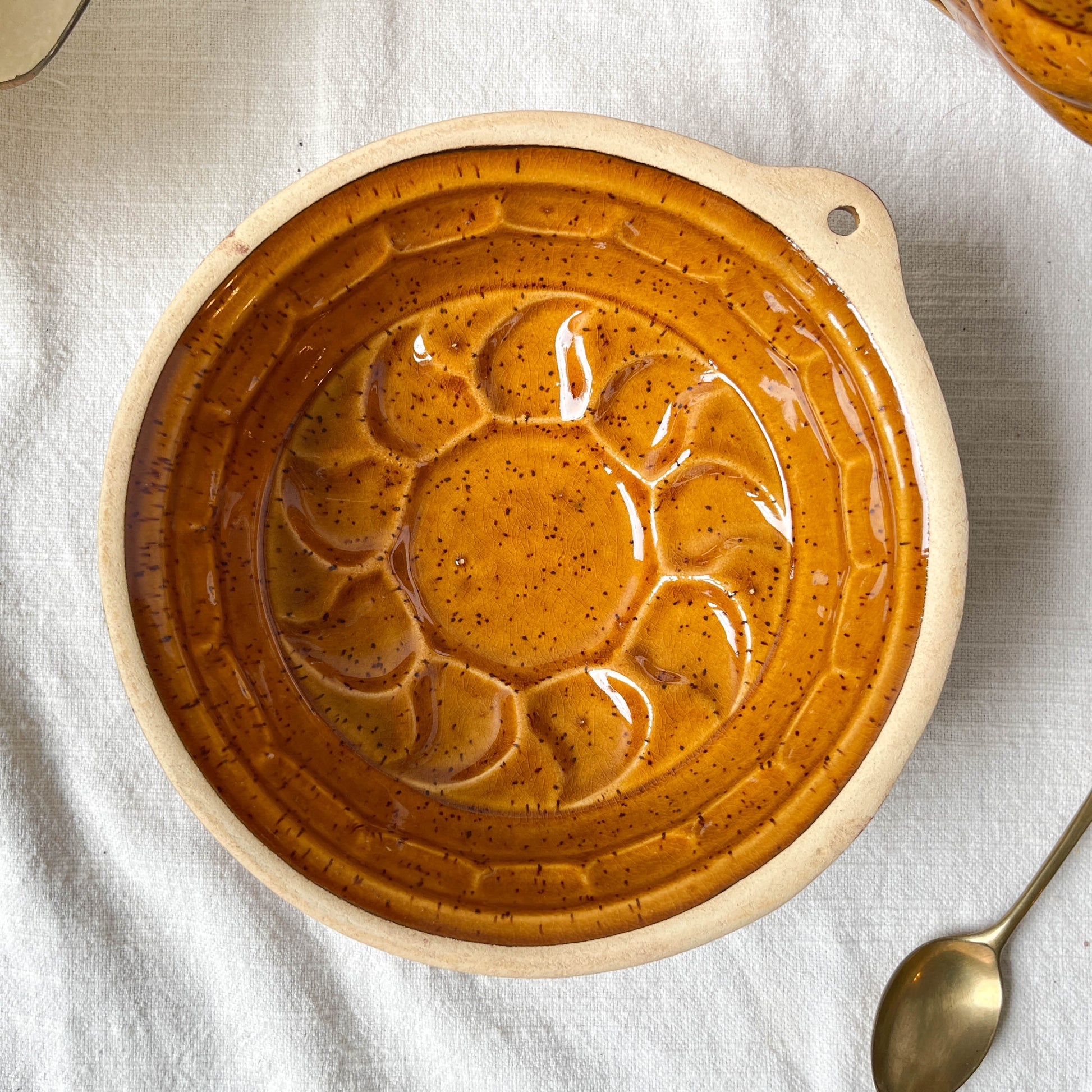 Moule à gâteau céramique moucheté 1950

