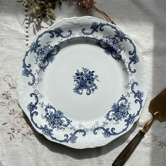 Plat rond Terre de fer motif fleuri bleu