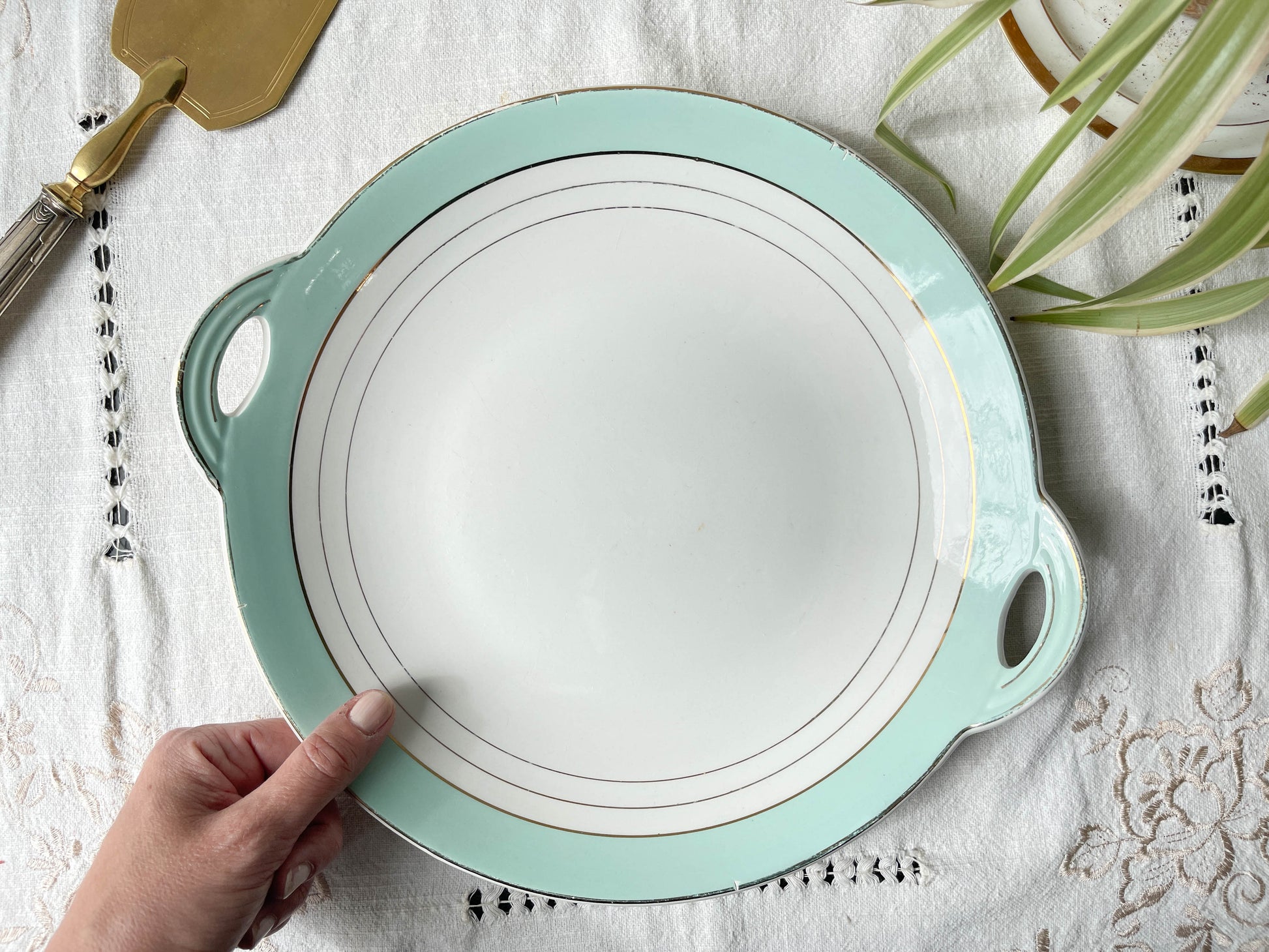 Plat à gâteau à oreille Française LUNEVILLE modèle "Régence" blanc vert doré